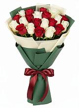 Букет Микс из красных и белых роз в Степаньково