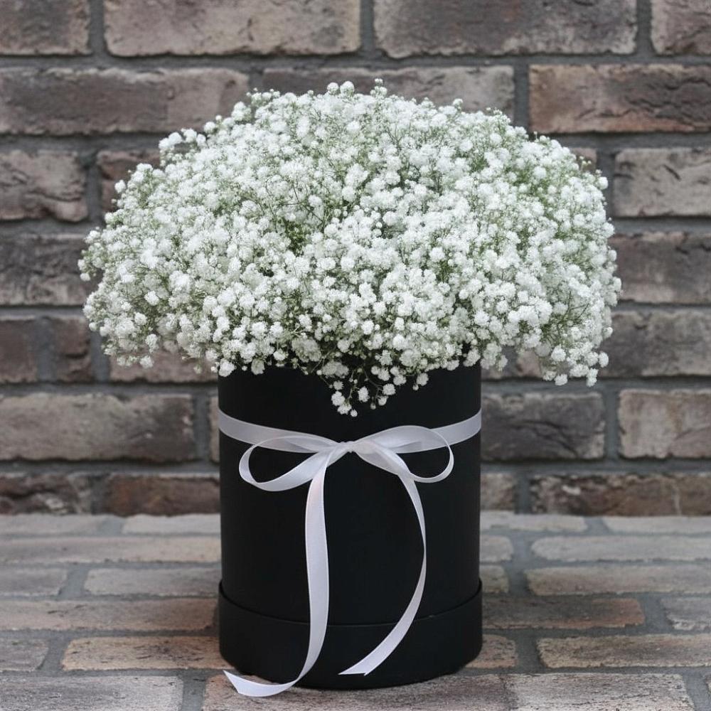 Цветочная композиция из Гипсофила в шляпной коробке в Степаньково