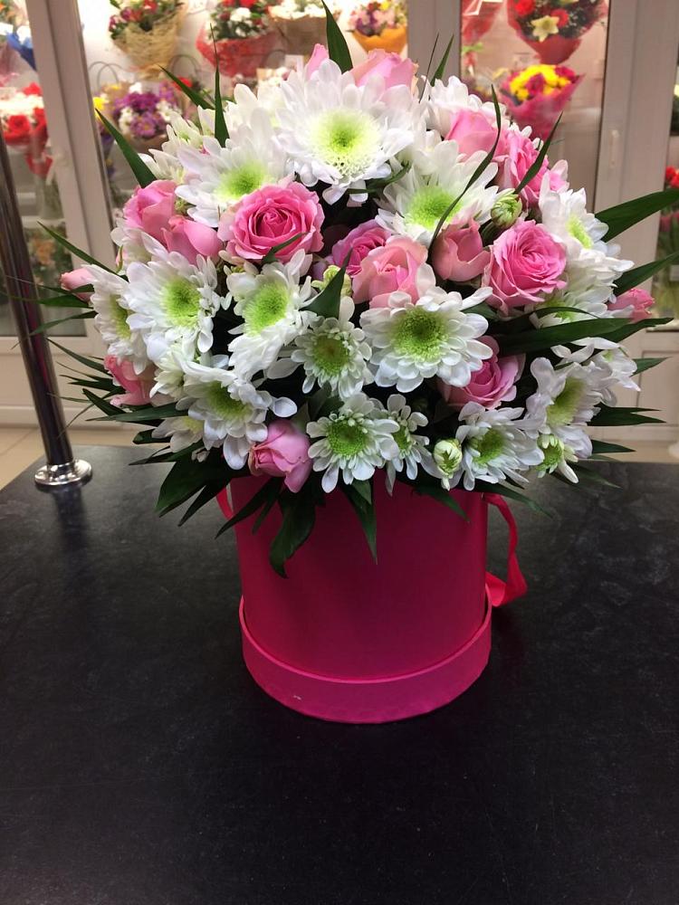 Цветочная композиция из Розы и Хризантемы в шляпной коробке в Степаньково